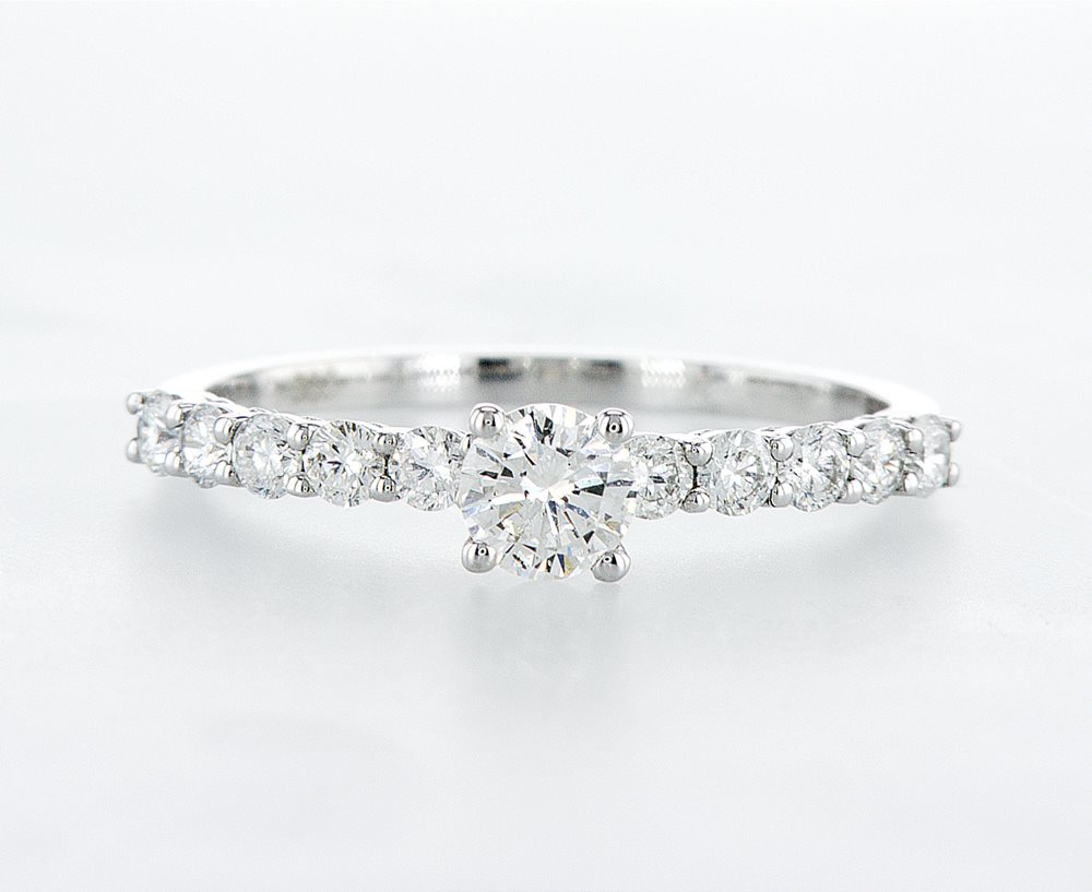 טבעת אירוסין מעוצבת עם יהלומי צד בשיבוץ כוסות