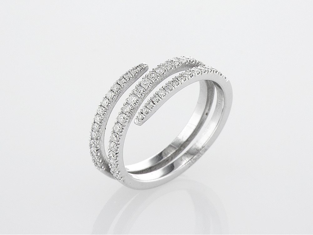 טבעת מסולסלת משובצת יהלומים