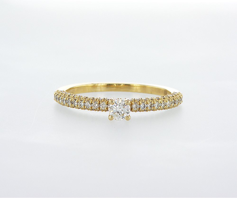 טבעת קלאסית משובצת יהלומים ב3 צדדי הטבעת