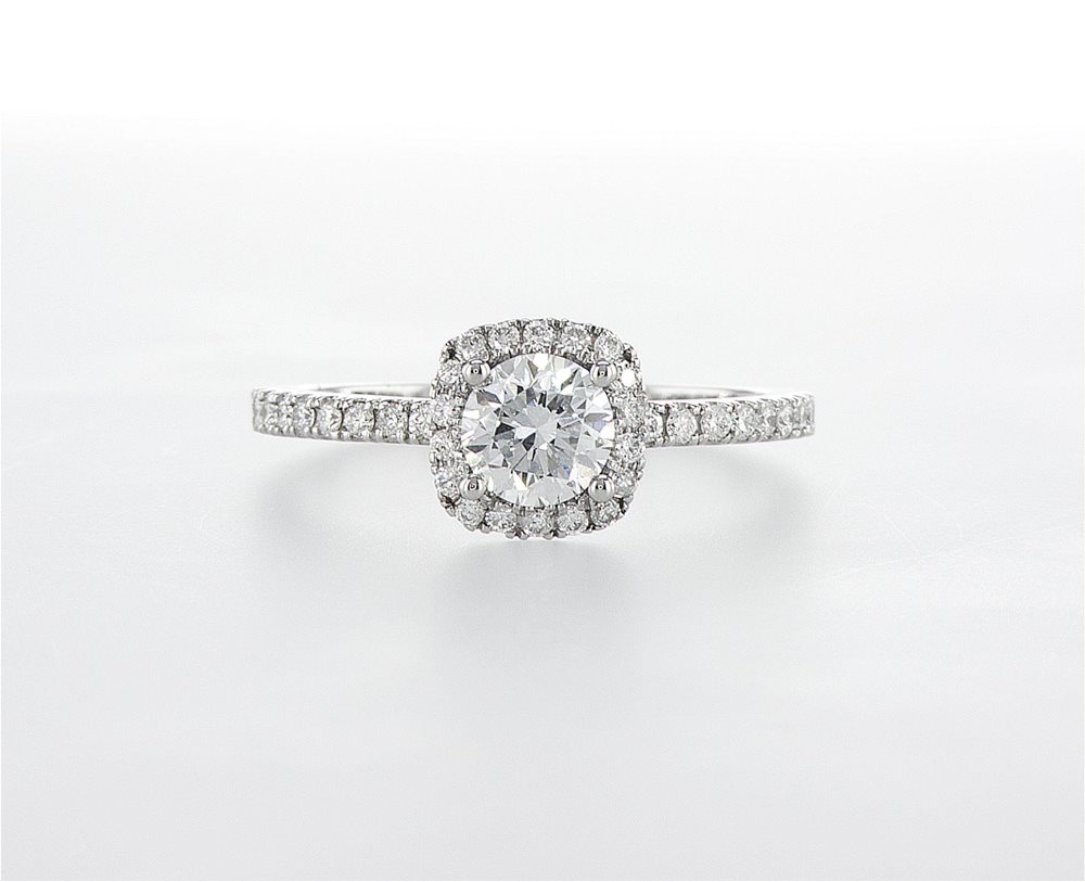 טבעת אירוסין משובצת יהלומי צד ויהלומים סביב היהלום המרכזי