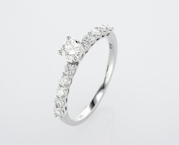 טבעת אירוסין מעוצבת עם יהלומי צד בשיבוץ כוסות