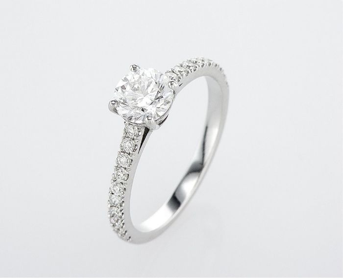 טבעת אירוסין קלאסית עם יהלום מרכזי והגבהה קלה בתוספת יהלומי צד