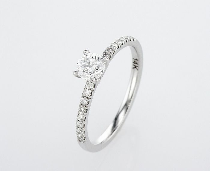 טבעת אירוסין קלאסית עם יהלומי צד