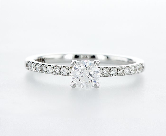 טבעת אירוסין קלאסית עם יהלומי צד