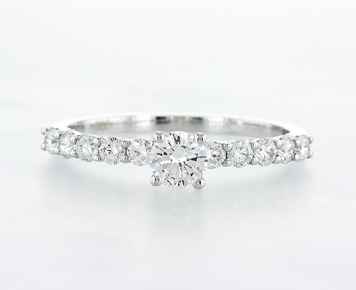 טבעת אירוסין מעוצבת עם יהלומי צד בשיבוץ כוסות