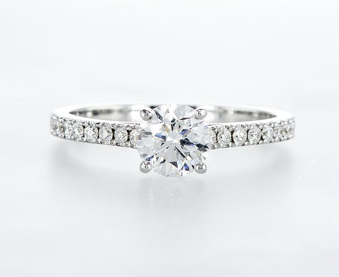 טבעת אירוסין קלאסית עם יהלום מרכזי והגבהה קלה בתוספת יהלומי צד