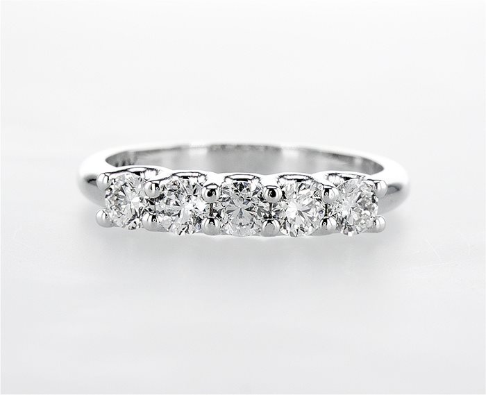 טבעת יהלומים סגנון יו