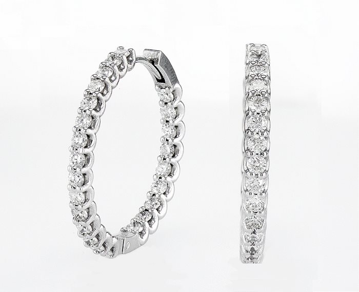 עגילי חישוק משובצים יהלומים בתוך החישוק ועל החישוק