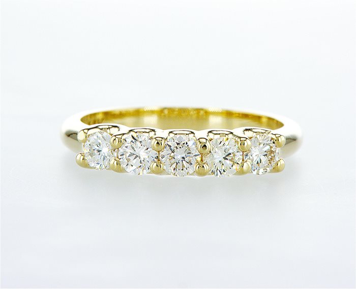 טבעת יהלומים בסגנון "U" 