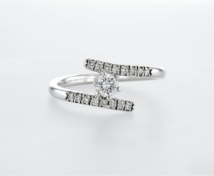 טבעת מיוחדת משובצת יהלומים