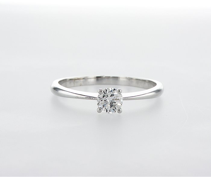 טבעת סוליטר מצר לרחב