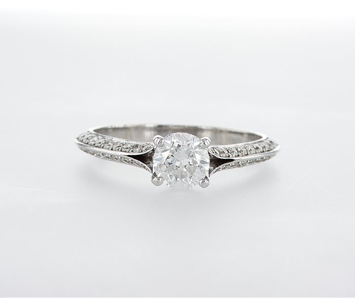 טבעת אירוסין משובצת יהלומים בשני צידי הטבעת ומתחת ליהלום 