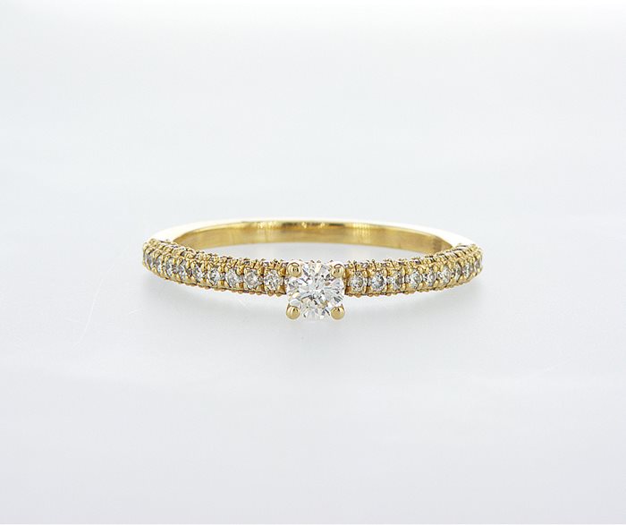 טבעת קלאסית משובצת יהלומים ב3 צדדי הטבעת