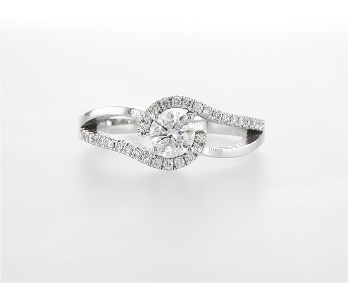 טבעת אירוסין עם יהלומים שמחבקים את היהלום המרכזי