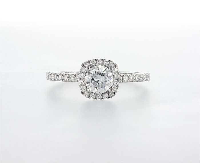 טבעת אירוסין משובצת יהלומי צד ויהלומים סביב היהלום המרכזי