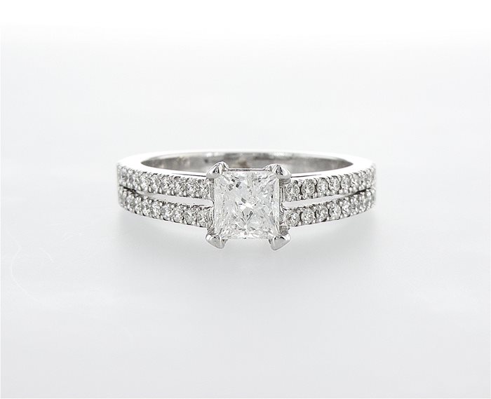 טבעת פרינסס משובצת שתי שורות יהלומים