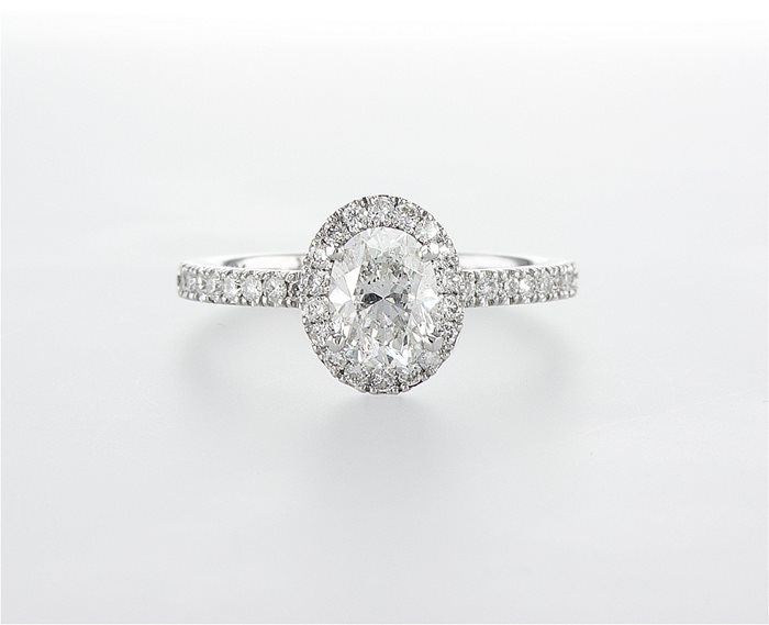 טבעת אובל עם יהלומים סביבה ובצידי הטבעת