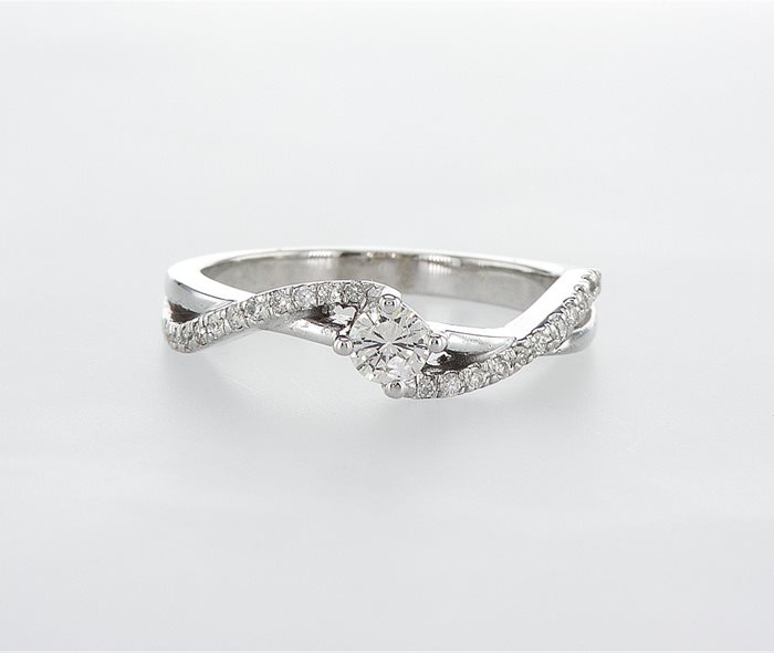 טבעת אירוסין טויסט משובצת יהלומים