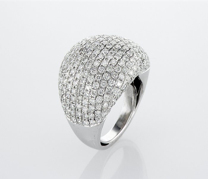 טבעת משובצת יהלומים בשיבוץ פאבה