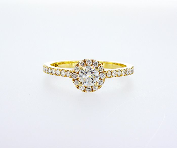 טבעת אירוסין יהלום מרכזי והיילו מסביבו