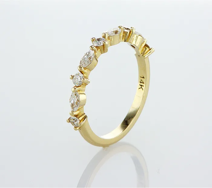 טבעת יהלומי מרקיזה ויהלומים עגולים