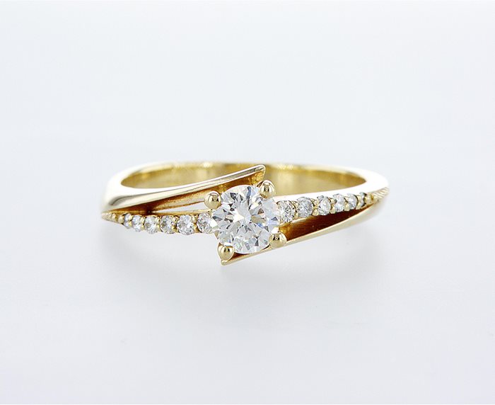 טבעת אירוסין מעוצבת משובצת יהלומי צד