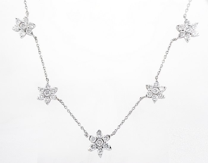 שרשרת עם תליונים בצורת פרחים משובצים יהלומים