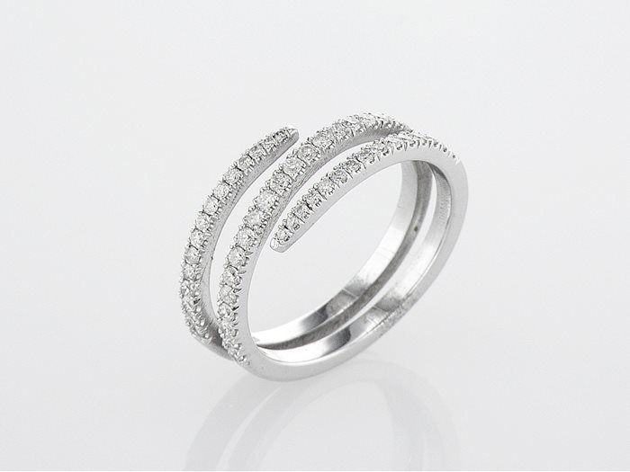 טבעת מסולסלת משובצת יהלומים 