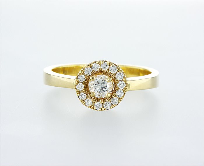 טבעת עם יהלום מרכזי ו"היילו" 