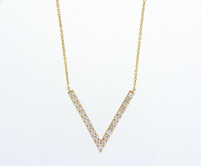 שרשרת עם תליון "וי" משובץ יהלומים