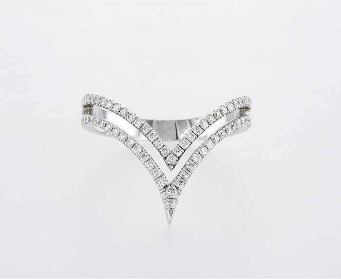 טבעת מעוצבת בצורת V