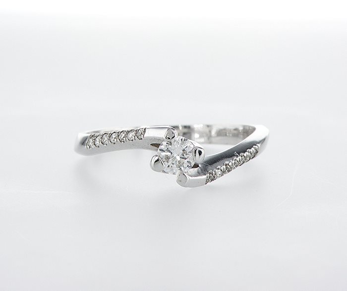 טבעת טויסט משובצת יהלומי צד