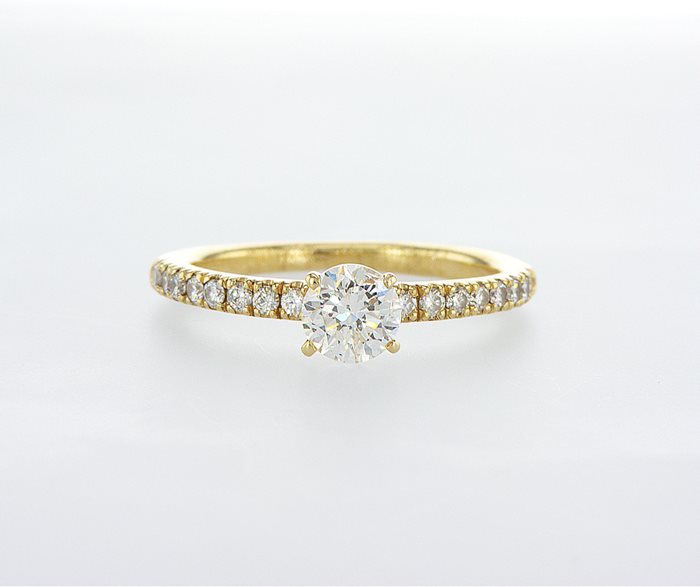 טבעת קלאסית משובצת יהלומי צד 