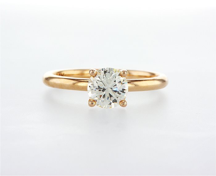 טבעת סוליטר קלאסית משובצת יהלום 