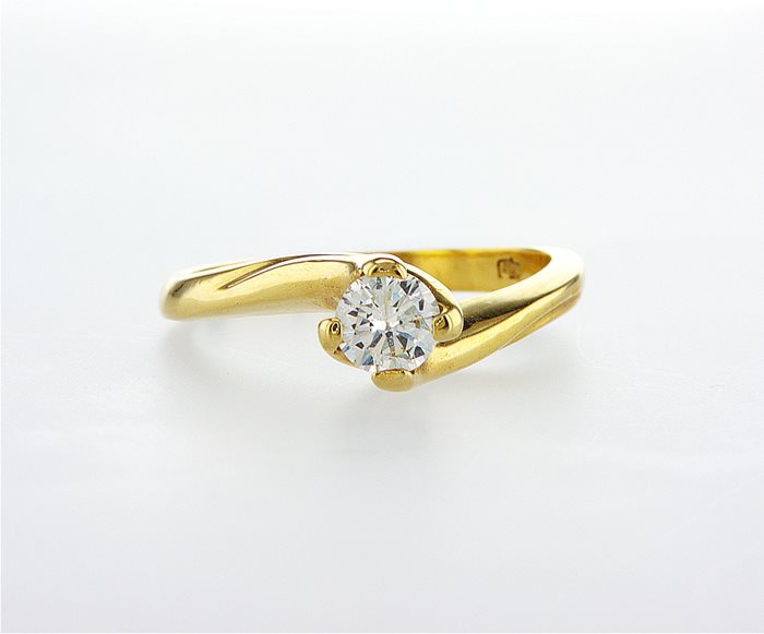 טבעת סוליטר משובצת יהלום עם טויסט