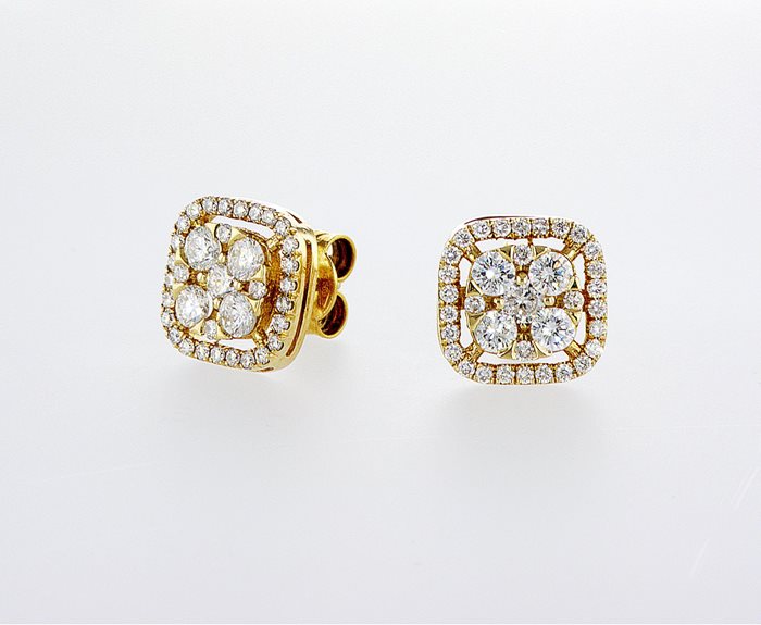 עגילים קלאסיים צמודים משובצים יהלומים