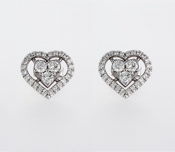 עגילי לב צמודים משובצים יהלומים